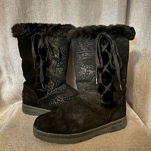 RARE FIND! Bearpaws black “embossed” faux fur lined boots. Women’s 10.